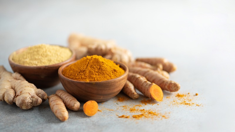 Gingembre et curcuma en poudre